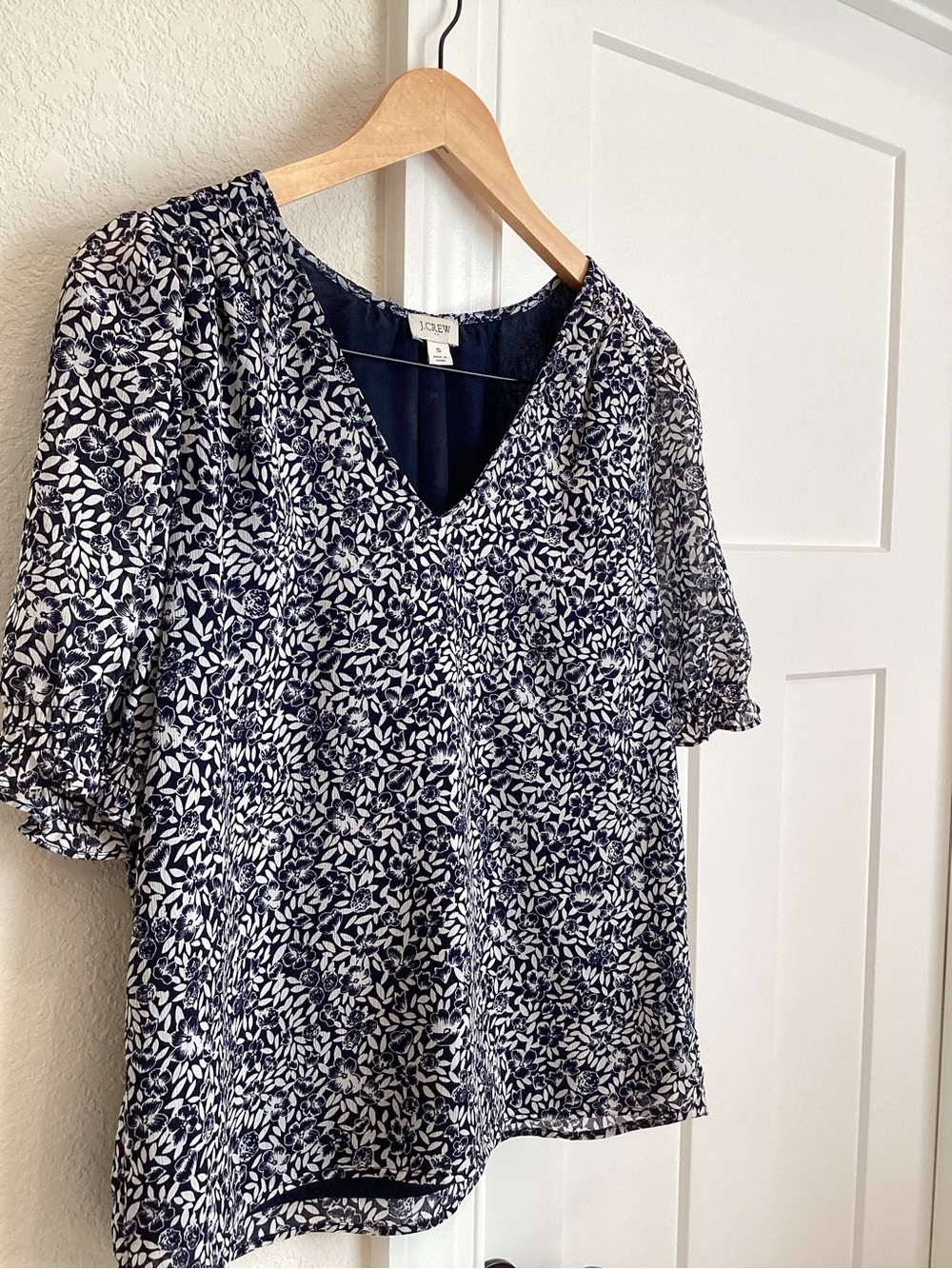 JCrew V-Neck Short Sleeve Ruffle Blouse Small White Navy Floral - Picture 2 of 9